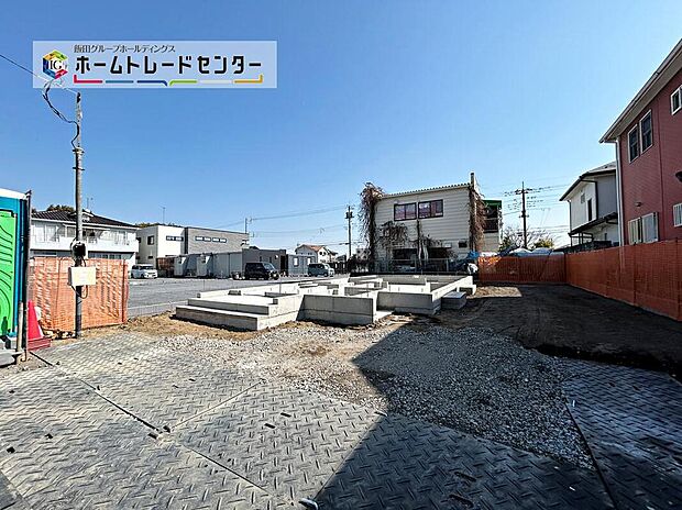 駐車スペース並列3台分♪ご夫婦でお車を所有でき、お車でのお出かけも楽しめますね♪