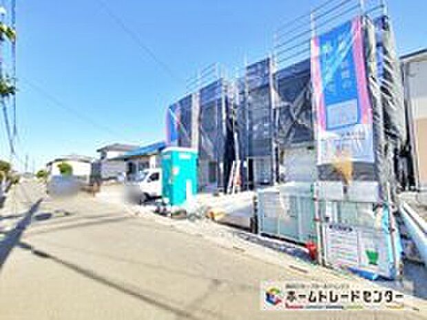 洗練されたデザインのお洒落なお住まい♪四季の移り変わりを感じられる贅沢な空間。緑の潤いを感じられる環境でホッと生活できそうです。