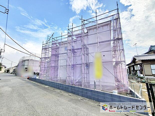 隣家との距離も、前面道路の幅員も充分にございますので、プライベートにも配慮されたお住まいとなっております。ゆとりの広さは魅力的です。是非この機会にご見学ください♪