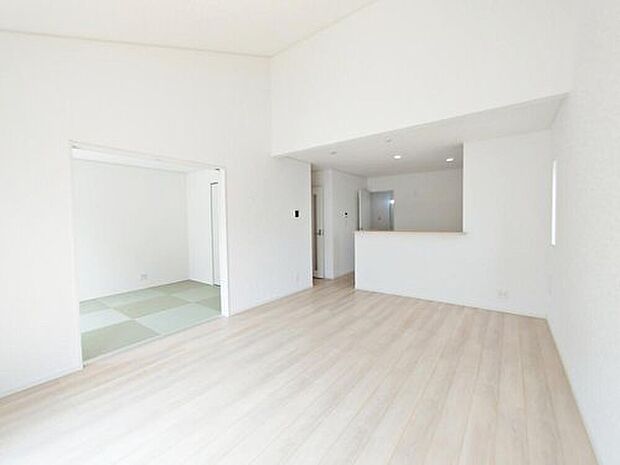 【リビング】☆1号棟☆縦長で奥行きのあるリビングは、家具の配置がしやすく使い勝手が非常に良いです。特にソファを配置した時にその便利さがお分かりいただけると思います。

