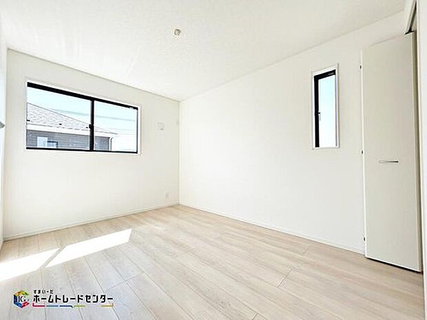 【リビング以外の居室】☆2号棟☆2面採光の洋室です。窓からの眺望もよくなり視界が広いので部屋にいても飽きません。そしてもちろん大切なのは明るさと風通し、明るい日差しと心地よい風で自分のお部屋でくつろげる贅沢をご提供します。