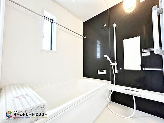 【浴室】☆2号棟☆１坪タイプの大きなお風呂で、小さなお子様とご一緒に入浴いただける広さです！ 浴槽も大きなサイズで腰掛けもございます。一日の疲れをゆっくりとお風呂の中で癒してください♪

