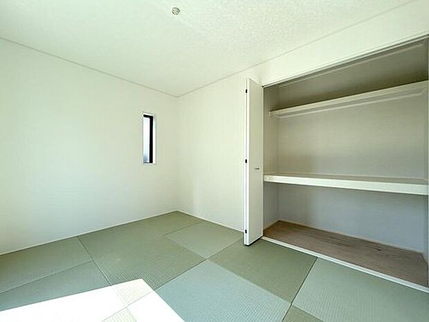 【リビング以外の居室】☆2号棟☆リビング隣接の和室は、その機能を発揮できるようしっかりとした広さをお取りいたしました。普段は開放スペース、お子様の遊び場、お客様がいらしたときなど、色々と使い道がございます。

