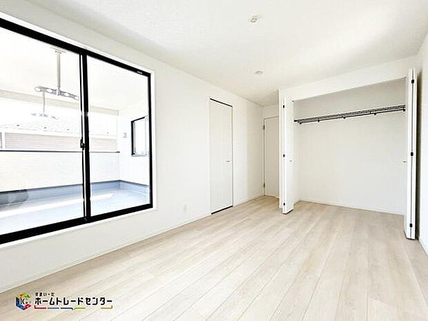 【リビング以外の居室】☆2号棟☆2階のお部屋です。光を取り入れやすのはもちろんですが、建物全体の窓の数も増えておりますので、換気性能に優れた物件です。窓を開ければ家中を気持ちの良い風が通り抜けます。

