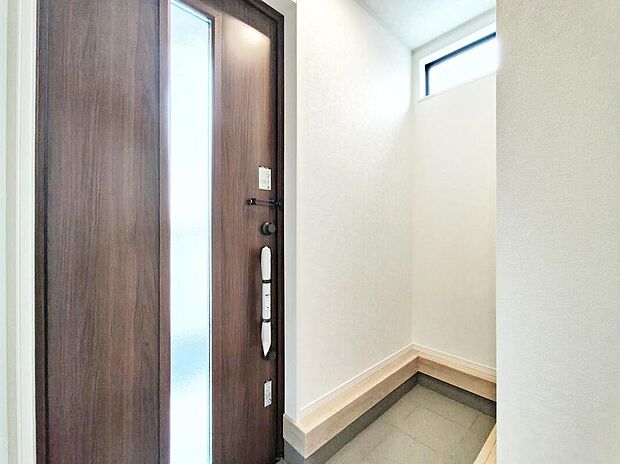 【玄関】玄関入ってすぐ横には、ベビーカーや趣味で使う大きな荷物を置いたりと多彩な用途にご利用いただけます。玄関自体の開放感にもつながっています。