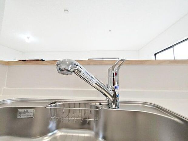 【【浄水器】】カートリッジタイプの浄水器。浄水、原水はワンプッシュで切り替えができ、見やすい大きな表示窓もあります。ノズルはシャワーヘッドになっておりお掃除も楽々です。