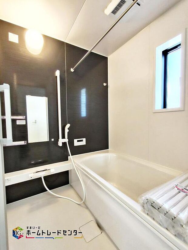 【浴室】☆７号棟☆ゆっくり半身浴も可能な一坪タイプのバスルームです。広さのあるお風呂ですので、家族で楽しく入るのもいいですし、一人でのびのび、のんびり入ってリフレッシュするのもいいですね。