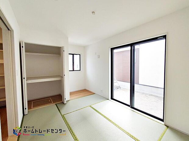 【リビング以外の居室】リビング隣接の和室は、その機能を発揮できるようしっかりとした広さをお取りいたしました。普段は開放スペース、お子様の遊び場、お客様がいらしたとき、ご両親様がお泊りに来た時など、色々と使い道がございます。