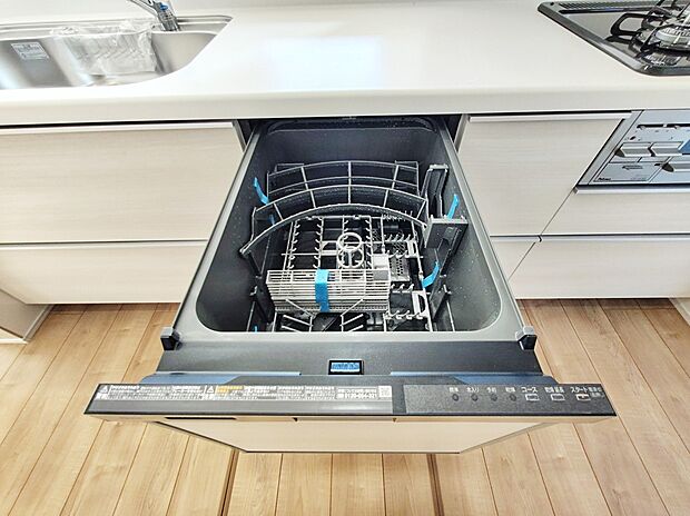 【【食器洗浄乾燥機】】忙しい奥様の味方、後片付けもラクラクなビルトイン食洗機付き。洗い終わった食器の水切りや乾燥としても便利です。