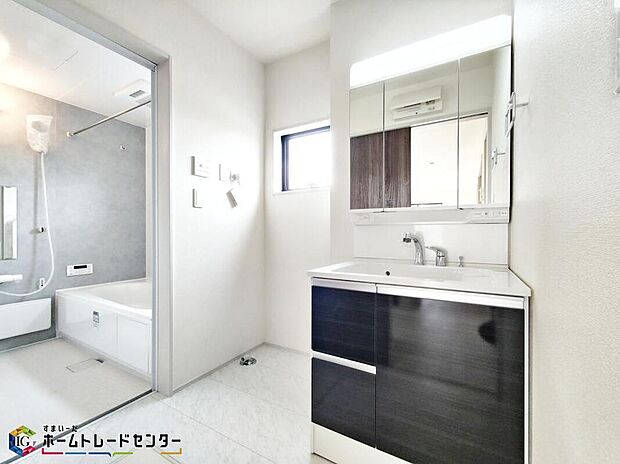 【洗面台・洗面所】洗面所にしっかりとしたゆとりを持たせることで、普段の生活のストレス軽減につながります。朝の準備に洗濯物の取り回し、浴室出入りや着替えなど、機能性が求められる場所です。