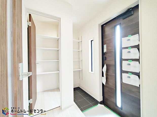 【玄関】こちらが玄関です。お客様の訪問時に建物の中で一番先に目に入る場所です。大型シューズクロークも備え付けてあり、ご家族皆様の靴もゆったり入ります。