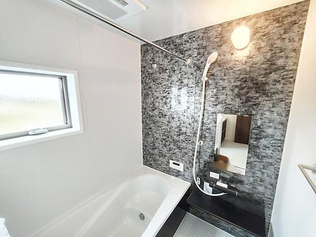 【【1坪タイプバスルーム】】足を伸ばして毎日の疲れを癒せる広々1坪タイプです。半身浴もでき、ゆっくりと寛げます。お子様と一緒でも快適に入浴が出来ますね。