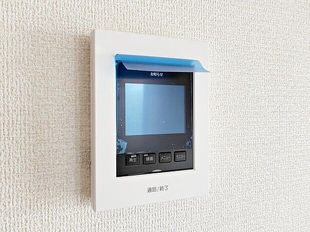 【【TVモニター付きインターホン】】録画機能もあり、どのような人が何時に来訪されたのかが分かります。防犯上はもちろん、お届け物などの把握にも便利です。ライトが付いているので、夜間でも安心です。