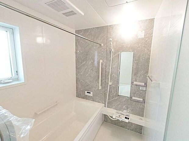 【【1坪タイプバスルーム】】足を伸ばして毎日の疲れを癒せる広々1坪タイプです。半身浴もでき、ゆっくりと寛げます。お子様と一緒でも快適に入浴が出来ますね。