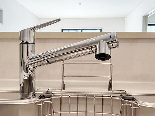 【【浄水器】】カートリッジタイプの浄水器。浄水、原水はワンプッシュで切り替えができ、見やすい大きな表示窓もあります。ノズルはシャワーヘッドになっておりお掃除も楽々です。