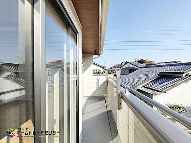 【 バルコニー】☆２号棟☆布団や洗濯物を干すときに大事な陽当たりが充分に確保できるバルコニーです。外の風に直接ふれることのできる空間でもあるため、ゆったりとしたスペースを確保しています。