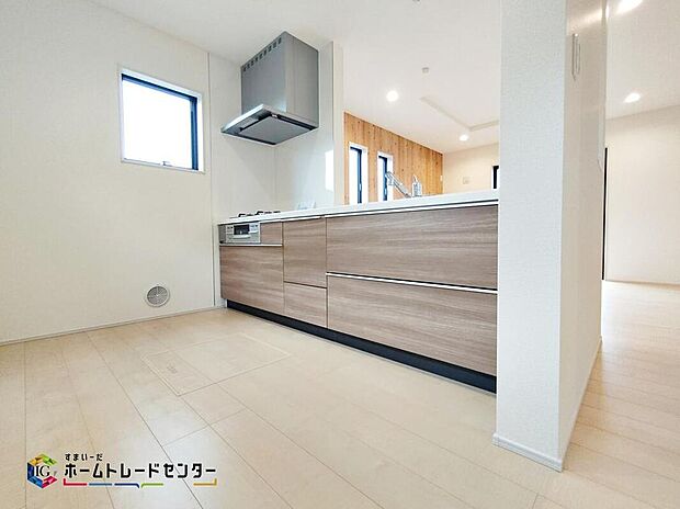 【キッチン】キッチンからリビングへの視界、動線です。対面キッチンですので、常にご家族が視界に入るのはもちろん、動線を広めにとっておりますので、お料理やお皿を持ちながらすれ違っても大丈夫です