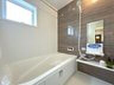 【浴室】ゆっくり半身浴も可能な一坪タイプのバスルームです。広さのあるお風呂ですので、家族で楽しく入るのもいいですし、一人でのびのび、のんびり入ってリフレッシュするのもいいですね