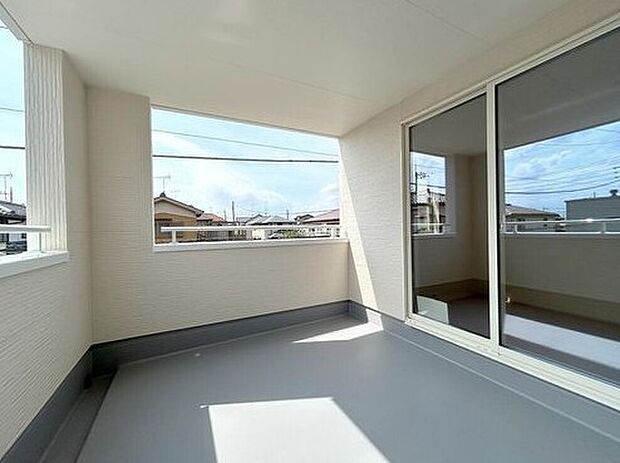 【バルコニー】布団や洗濯物を干すときに大事な陽当たりが充分に確保できるバルコニーです。外の風に直接ふれることのできる空間でもあるため、ゆったりとしたスペースを確保しています。