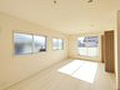 【リビング以外の居室】２階南東側、10.5帖の洋室です。
間仕切りしてお使い出来ます。