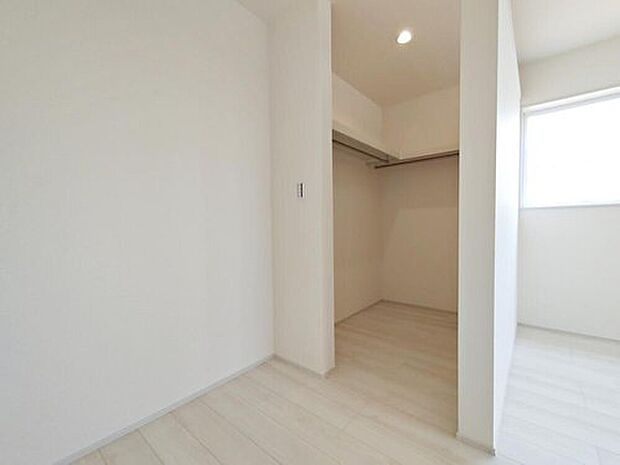 【【ウォークインクローゼット】】お子様との思い出もたっぷりしまえるウォークインクローゼット。衣類だけでなく、鞄などの小物からスーツケースやレジャー用品などの大きな物までたっぷり収納出来ます。