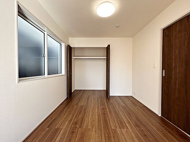 【１０．５帖洋室】間仕切りにて５．２５帖ずつに区切ることが可能です。