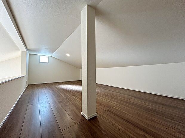 【【ロフト】】生活スタイルに合わせて自由に使えるスペースです。増えがちな季節の衣類や本、趣味の道具などもすっきりと片付きます。
