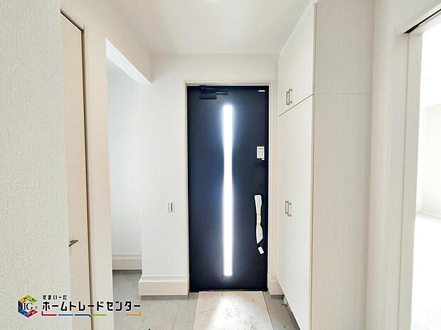 【玄関】☆１号棟☆玄関に備え付けのシューズボックス。大容量の収納力でご家族の履物もすっきり収納できます♪片付けが楽になる豊富な収納は、日々のストレス軽減にもつながります。