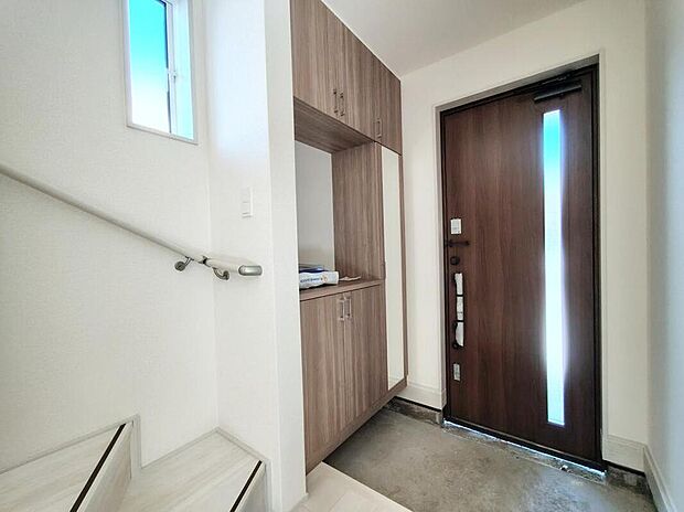 【玄関】【1号棟】玄関収納完備♪お客様を迎える玄関をいつもスッキリさせられます♪窓から差し込む明るい光広がり、開放感たっぷり♪お客様を気持ちよく迎えられそうです。