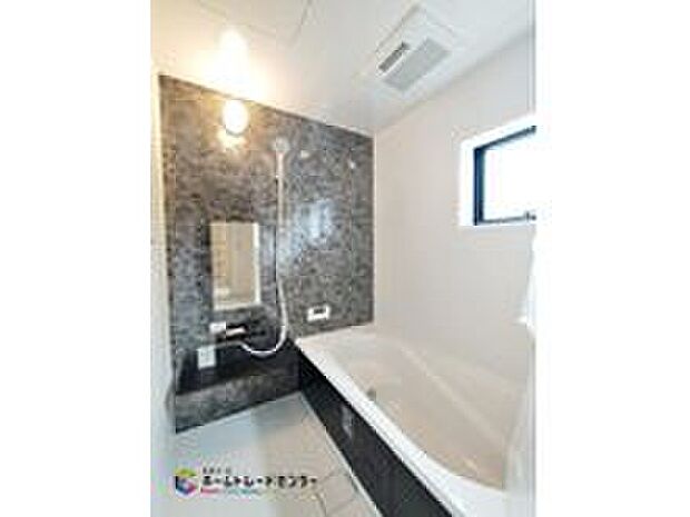 【浴室】１坪ある浴室です。