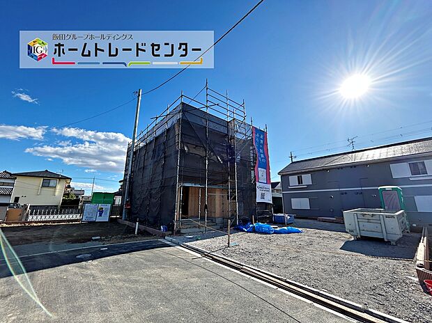 【前面道路含む現地写真】建物は安心できる耐震等級最高等級の住宅性能評価書付きです。震度7クラスの地震波を連続でかけても損傷無しとの実験結果も出ています。くつろげるわが家が、そのままご家族を守ってくれます。