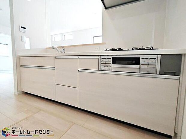 【【システムキッチン】】見栄えもよくお手入れもスムーズに出来ます。豊富な収納力もございますので、キッチンスペースをスッキリとお使い頂けそうです。