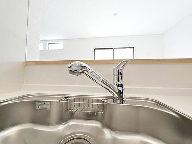 【【浄水器】】カートリッジタイプの浄水器。浄水、原水はワンプッシュで切り替えができ、見やすい大きな表示窓もあります。ノズルはシャワーヘッドになっておりお掃除も楽々です。