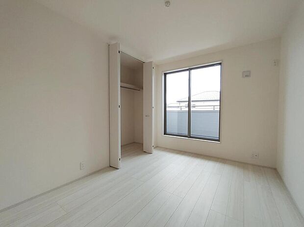 【リビング以外の居室】☆5号棟☆2階真ん中6帖のお部屋です。