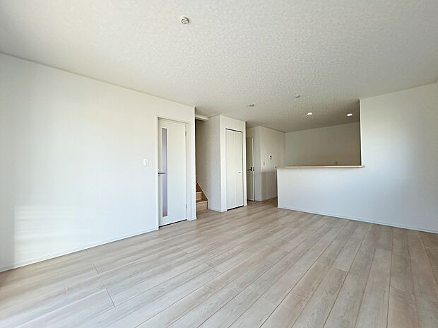 【【リビングイン階段】】帰宅時・外出時の自然なコミュニケーションを育むリビングイン階段を採用。家族が必ず顔を合わせて欲しい。そんな思いをこめています。

