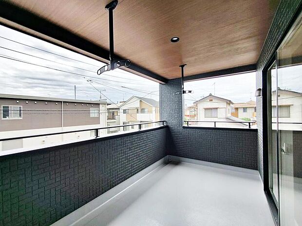 【バルコニー】布団や洗濯物を干すときに大事な陽当たりが充分に確保できるバルコニーです。外の風に直接ふれることのできる空間でもあるため、ゆったりとしたスペースを確保しています。