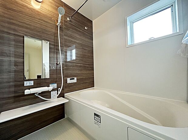 【【1坪タイプバスルーム】】足を伸ばして毎日の疲れを癒せる広々1坪タイプです。半身浴もでき、ゆっくりと寛げます。お子様と一緒でも快適に入浴が出来ますね。
