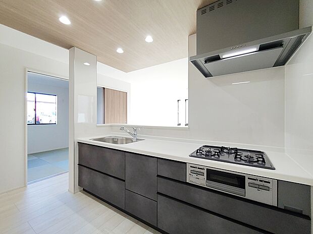 【【システムキッチン】】見栄えもよくお手入れもスムーズに出来ます。豊富な収納力もございますので、キッチンスペースをスッキリとお使い頂けそうです。
