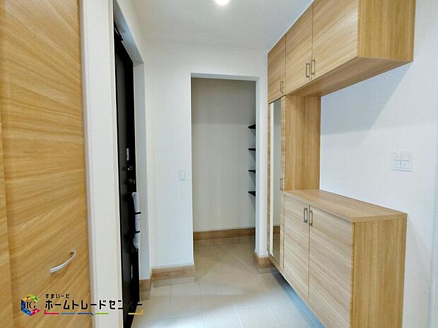 【玄関】☆１号棟☆玄関に備え付けのシューズボックス。大容量の収納力でご家族の履物もすっきり収納できます♪片付けが楽になる豊富な収納は、日々のストレス軽減にもつながります。