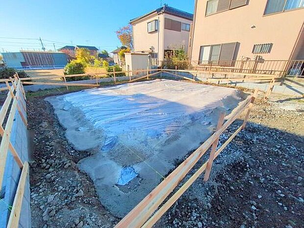 【現地外観写真】一戸建ての大きなメリットは、「自分の土地」を自由に使えること。好きなペットが飼えるほか、ガーデニングやＤＩＹ、車やバイクの手入れなど様々な趣味を楽しめます♪

