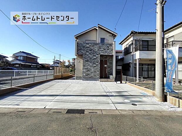 【前面道路含む現地写真】道路との高低差が少ないため、荷物の出し入れやベビーカーでの移動もラクに行えます。