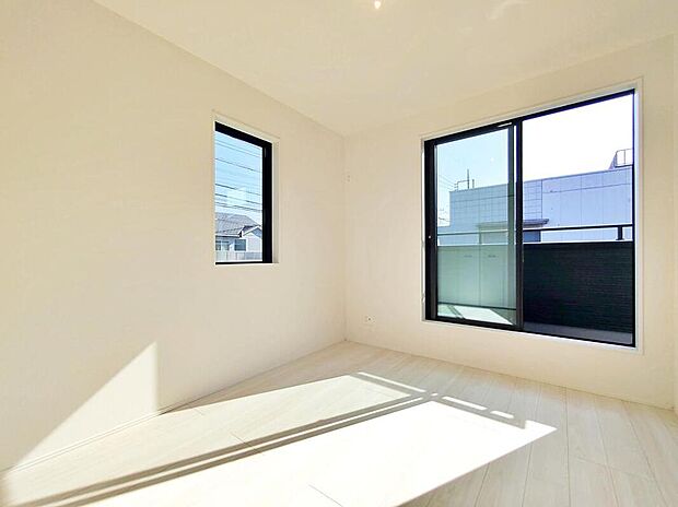 【リビング以外の居室】南側5.25帖の洋室です。