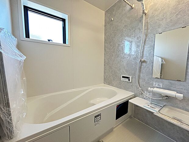 【【1坪タイプバスルーム】】足を伸ばして毎日の疲れを癒せる広々1坪タイプです。半身浴もでき、ゆっくりと寛げます。お子様と一緒でも快適に入浴が出来ますね。