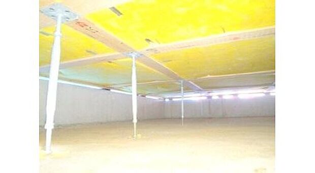 【鋼製床束】建物の床を支える「床束」と呼ばれる支持材に、サビやシロアリを寄せ付けない鋼製の床束を採用。従来品に比べ信頼性が高く、安心の強度で頑丈な構造を支えます。メンテナンス性にも優れた素材です。