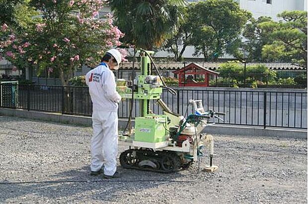 【【地盤調査】】基礎着工前に地盤調査会社による地盤調査を行っています。調査結果を元に必要に応じた、地盤補強等を実施し対策をとっております。万が一不同沈下による損害があった場合においても保全できる体制をとっております。
