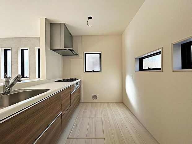 【キッチン】リビング全体を見渡せる開放的なキッチン。豊富な収納で、生活感を感じさせないスッキリとした空間を保てます。