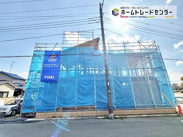 【現地外観写真】【2026年3月撮影】それぞれの方角から光が入ってくるため日当たりがよく開放感が得られます。また、人目に付きやすいため、家を開けることが多い家族にとって防犯対策にも有効です。