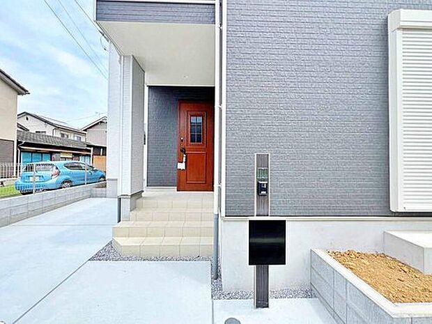 【玄関】玄関ポーチには屋根がついているので雨などでも玄関前で濡れずにお出かけ準備が出来ます。