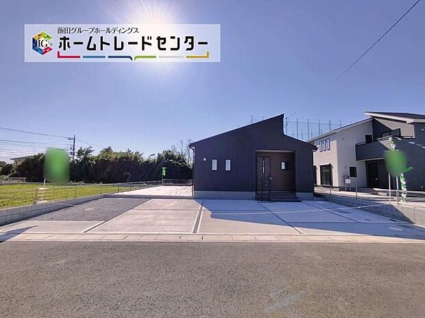 【駐車場】ファミリーカーの需要が多い中、駐車場も広めに確保いたしました。ご主人様のお車のお手入れにも気合が入りますね。