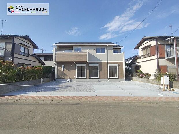 【前面道路含む現地写真】一戸建ての大きなメリットは、「自分の土地」を自由に使えること。好きなペットが飼えるほか、ガーデニングやＤＩＹ、車やバイクの手入れなど様々な趣味を楽しめます♪